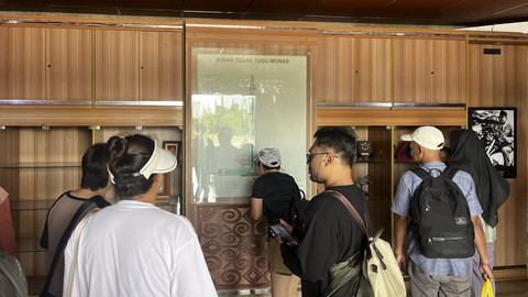 Sejumlah warga berwisata saat lebaran di Ruang Kemerdekaan, Tugu Monas, Jakarta, Rabu (2/4/2025).  Foto: Rayyan Farhansyah/kumparan