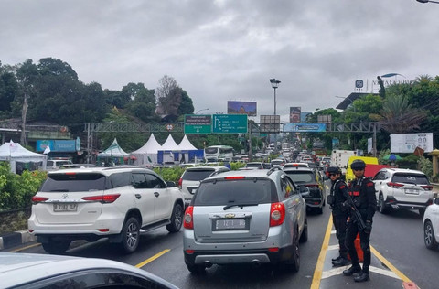 Brimob Bersenjata Jaga Jalur Puncak. Foto: kumparan