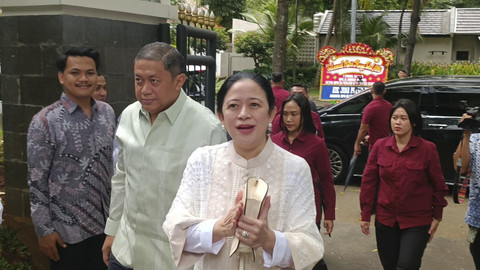 Ketua DPR RI Puan Maharani menghadiri acara open house Ketua MPR RI Ahmad Muzani di kediaman dinasnya, Jl. Widya Chandra III, Jakarta Selatan, Rabu (2/4/2025). Foto: Zamachsyari/kumparan