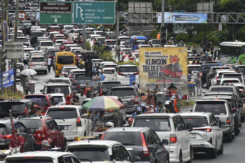 Kendaraan memadati jalur wisata Puncak di Gadog, Kabupaten Bogor, Jawa Barat, Rabu (2/4/2025). Foto: Arif Firmansyah/ANTARA FOTO