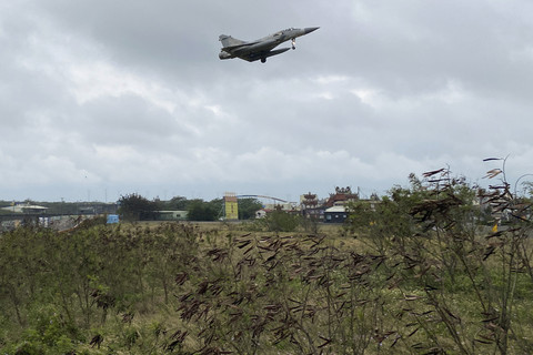 Jet tempur Mirage 2000 milik Angkatan Udara Taiwan lepas landas dari Pangkalan Udara Hsinchu di Hsinchu, Kamis (2/4/2025). Foto: Annabelle Chih/Reuters