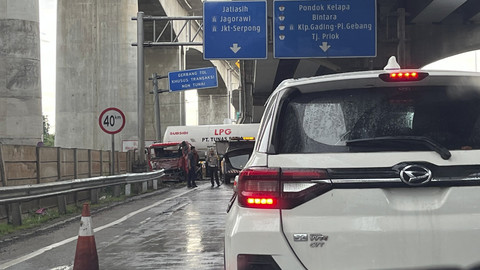Kecelakaan tunggal truk LPG sebelum gerbang tol Cikunir, Rabu (2/4/2025). Foto: Gitario Vista Inasis/kumparan