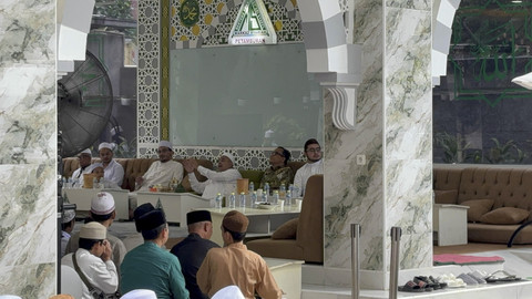 Wamenaker Immanuel Ebenezer bertemu dengan pendakwah Habib Rizieq Shihab di Habib Rizieq Shihab Center, Petamburan, Jakarta Pusat, Rabu (2/4/2025).  Foto: Abid Raihan/kumparan