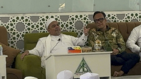Wamenaker Immanuel Ebenezer bertemu dengan pendakwah Habib Rizieq Shihab di Habib Rizieq Shihab Center, Petamburan, Jakarta Pusat, Rabu (2/4/2025).  Foto: Abid Raihan/kumparan