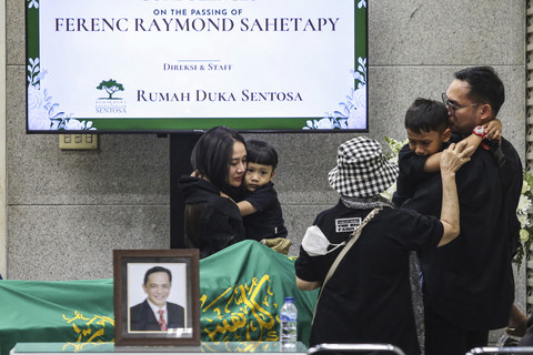 Anak mendiang Ray Sahetapy, Rama Sahetapy (kanan) dan istrinya Merdi (kiri) berdoa di samping jenazah Ray Sahetapy di Rumah Duka Sentosa RSPAD, Jakarta, Rabu (2/4/2025). Foto: Asprilla Dwi Adha/Antara Foto