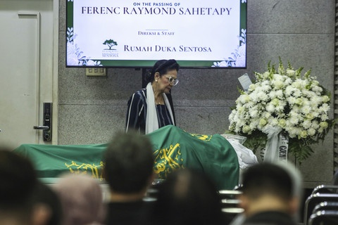 Aktris Rina Hasyim melihat dan berdoa di samping jenazah Ray Sahetapy di Rumah Duka Sentosa RSPAD, Jakarta, Rabu (2/4/2025). Foto: Asprilla Dwi Adha/Antara Foto