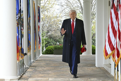 Presiden Donald Trump bersiap menyampaikan pidato mengenai tarif impor baru saat "Make America Wealthy Again" di Gedung Putih, Washington DC, Amerika Serikat, Rabu (2/4/2025). Foto: Saul Loeb/AFP