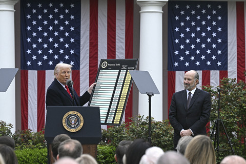 Presiden Donald Trump menunjukkan grafik tarif impor baru dengan disaksikan Menteri Perdagangan AS Howard Lutnick saat "Make America Wealthy Again" di Gedung Putih, Washington DC, Amerika Serikat, Rabu (2/4/2025). Foto: Brendan Smialowski/AFP