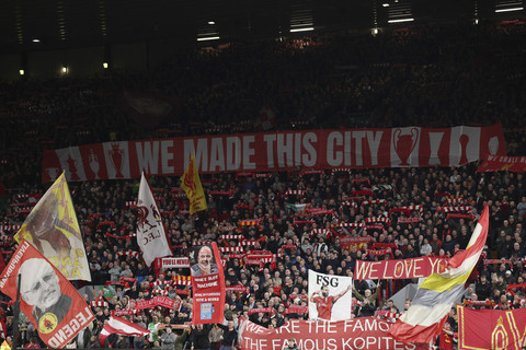 Sejumlah suporter Liverpool mengibarkan bendera serta menyanyikan yel yel saat pertandingan Liga Inggris di Stadion Anfield, Liverpool, Inggris, Rabu (2/4/2025). Foto: Phil Noble/Reuters