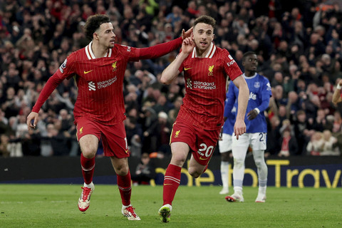 Pemain Liverpool Diogo Jota berselebrasi bersama rekannya Curtis Jones saat pertandingan Liga Inggris di Stadion Anfield, Liverpool, Inggris, Rabu (2/4/2025). Foto: Phil Noble/Reuters