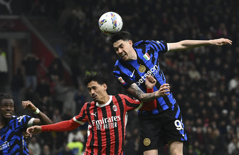 Pemain AC Milan Tijjani Reijnders berduel dengan pemain Inter Milan Alessandro Bastoni pada pertandingan semi final Coppa Italia di Stadion San Siro, Milan, Italia, Rabu (2/4/2025). Foto: Isabella Bonotto/AFP