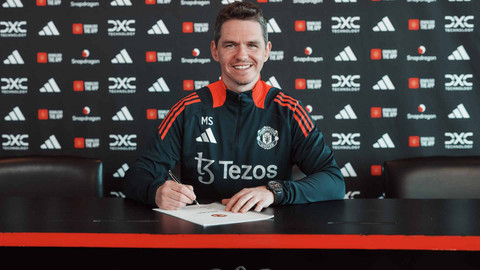 Marc Skinner perpanjang kontrak dengan Manchester United Women hingga 2027. Foto: Manchester United