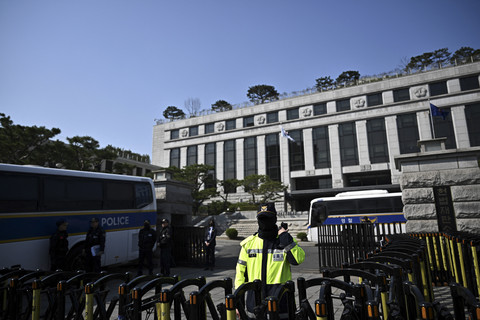 Petugas kepolisian berjaga menjelang sidang pemakzulan Presiden Korea Selatan Yoon Suk-yeol di Mahakamah Konstitusi Korea Selatan, Seoul, Kamis (3/4/2025). Foto: Pedro Pardo/AFP