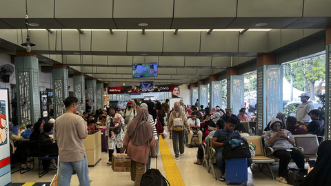 Suasana saat H+3 Lebaran di Stasiun Pasar Senen, Jakarta, Kamis (3/4/2025). Foto: Rayyan Farhansyah/kumparan