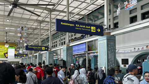 Suasana saat H+3 Lebaran di Stasiun Pasar Senen, Jakarta, Kamis (3/4/2025). Foto: Rayyan Farhansyah/kumparan
