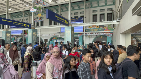 Suasana saat H+3 Lebaran di Stasiun Pasar Senen, Jakarta, Kamis (3/4/2025). Foto: Rayyan Farhansyah/kumparan