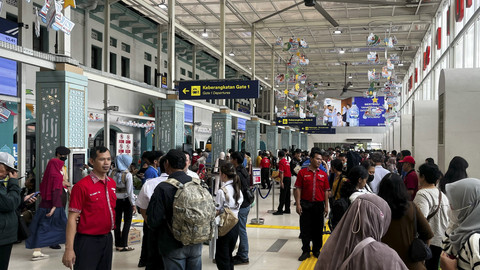 Suasana saat H+3 Lebaran di Stasiun Pasar Senen, Jakarta, Kamis (3/4/2025). Foto: Rayyan Farhansyah/kumparan