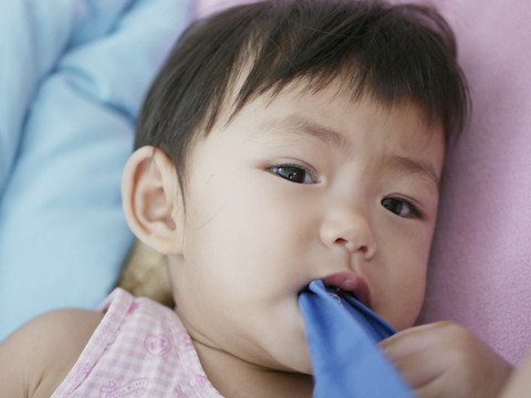 Ilustrasi Balita Menggigit Baju. Foto: Shutterstock