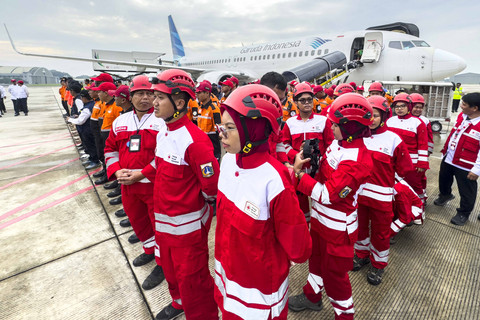 Sejumlah personel INASAR mengikuti Apel Pelepasan Bantuan ke Myanmar di Lanud Halim Perdanakusuma, Jakarta, Kamis (3/4/2025). Foto: Galih Pradipta/ANTARA FOTO
