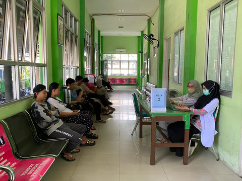 Warga saat menunggu antrean berobat di Puskesmas Gang Sehat Pontianak. Foto: Yulia Ramadhiyanti/Hi!Pontianak