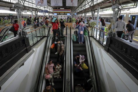Sejumlah pemudik antre berjalan keluar peron setibanya di Stasiun Pasar Senen, Jakarta, Kamis (4/3/2025). Foto: Jamal Ramadhan/kumparan