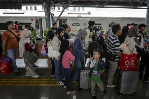 Sejumlah pemudik antre berjalan keluar peron setibanya di Stasiun Pasar Senen, Jakarta, Kamis (4/3/2025). Foto: Jamal Ramadhan/kumparan