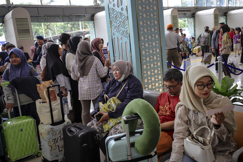Sejumlah pemudik menunggu kedatangan Kereta Api di Stasiun Pasar Senen, Jakarta, Kamis (4/3/2025). Foto: Jamal Ramadhan/kumparan