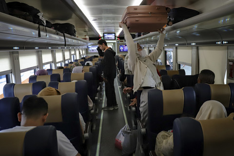 Sejumlah pemudik berada di dalam kereta api di Stasiun Pasar Senen, Jakarta, Kamis (4/3/2025). Foto: Jamal Ramadhan/kumparan