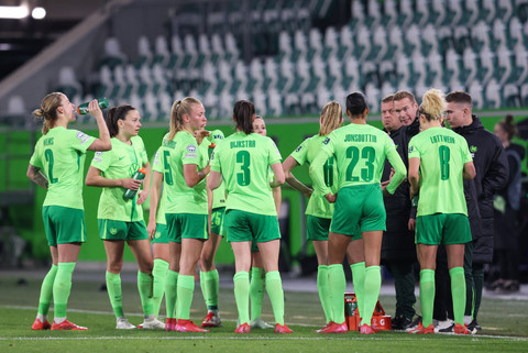 Tommy Stroot sedang memberikan instruksi kepada pemain VfL Wolfsburg. Foto: AFP/Ronny Hartmann