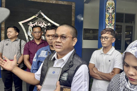 Kuasa Hukum, Muhamad Pazri (tengah) mewakili keluarga korban pembunuhan Jurnalis Kalsel memberikan keterangan usai memenuhi panggilan penyidik yang kedua kali di Denpomal Banjarmasin, Kalimantan Selatan, Rabu (2/4/2025). Foto: Tumpal Andani Aritonang/Antara
