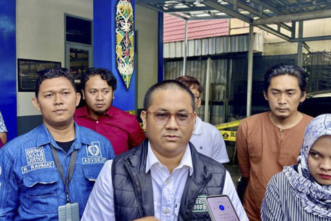 Kuasa Hukum, Muhamad Pazri (tengah) mewakili keluarga korban pembunuhan Jurnalis Kalsel memberikan keterangan usai memenuhi panggilan penyidik yang kedua kali di Denpomal Banjarmasin, Kalimantan Selatan, Rabu (2/4/2025).  Foto: Tumpal Andani Aritonang/Antara