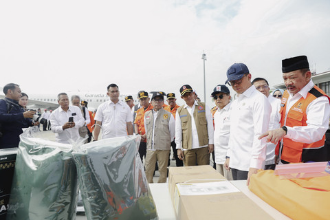 Menko PMK Pratikno melakukan pengecekan perlengkapan SAR saat Apel Pelepasan Bantuan ke Myanmar di Lanud Halim Perdanakusuma, Jakarta, Kamis (3/4/2025). Foto: Dok. Kemenko PMK