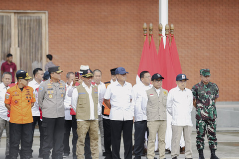Menko PMK Pratikno melakukan pengecekan perlengkapan SAR saat Apel Pelepasan Bantuan ke Myanmar di Lanud Halim Perdanakusuma, Jakarta, Kamis (3/4/2025). Foto: Dok. Kemenko PMK