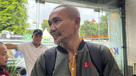 Pemudik, Saryono menjawab pertanyaan wartawan saat H+3 Lebaran di Stasiun Pasar Senen, Jakarta, Kamis (3/4/2025). Foto: Rayyan Farhansyah/kumparan