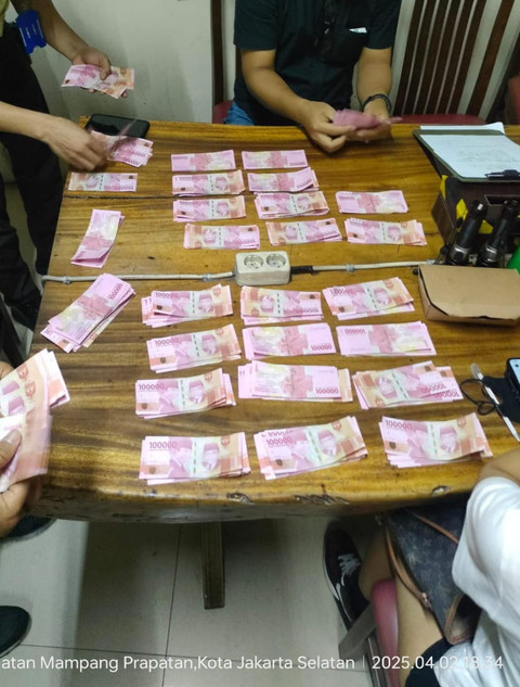 Petugas memeriksa uang palsu di Lippo Mampang, Jakarta Selatan.  Foto: Dok. Istimewa