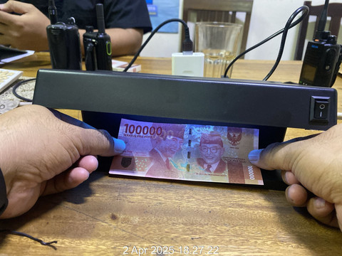 Petugas memeriksa uang palsu di Lippo Mampang, Jakarta Selatan.  Foto: Dok. Istimewa