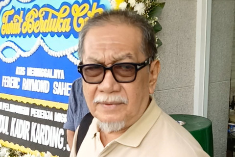 Aktor senior Deddy Mizwar turut melayat ke rumah duka Ray Sahetapy di Sentosa RSPAD, Jakarta Pusat, Rabu (2/4/2025). Foto: Vincentius Mario/kumparan