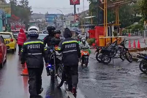 Anggota Satlantas Bogor membantu ibu hamil yang ingin melahirkan namun terjebak di one way Jalan Raya Puncak, Bogor pada Rabu (2/4/2025). Foto: Dok. Polres Bogor