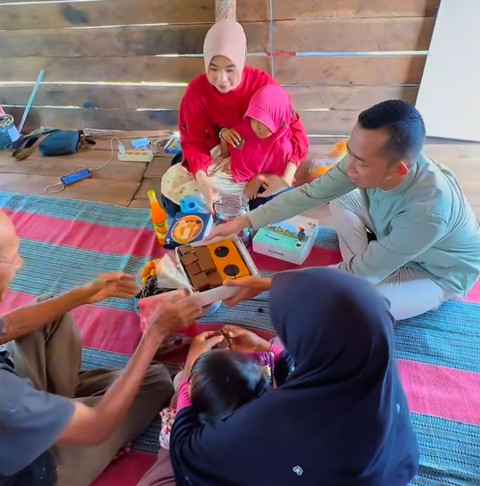 Rita Hastarita, Kepala Dinas Pendidikan dan Kebudayaan Provinsi Kalbar saat kunjungi rumah gubuk untuk silahturahmi dan makan bersama. Foto: Dok. Instagram @rita_bersamakalian