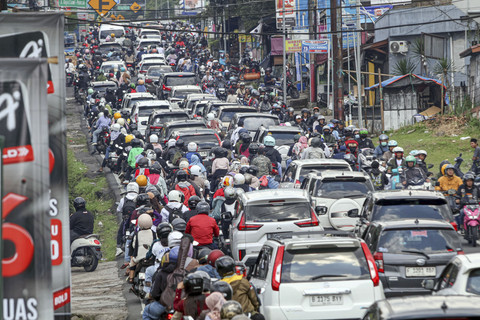 Kepadatan kendaraan wisatawan saat diberlakukan sistem satu arah di Jalan Raya Puncak Bogor, Cisarua, Kabupaten Bogor, Jawa Barat, Kamis (3/4/2025). Foto: Yulius Satria Wijaya/ANTARA FOTO