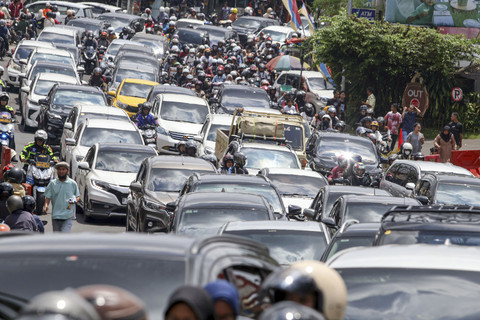 Kepadatan kendaraan wisatawan saat diberlakukan sistem satu arah di Jalan Raya Puncak Bogor, Cisarua, Kabupaten Bogor, Jawa Barat, Kamis (3/4/2025). Foto: Yulius Satria Wijaya/ANTARA FOTO