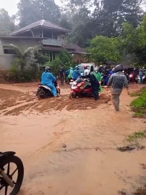 Longsor menutup jalan Cibinong, Cianjur. Dermaga. Spesial