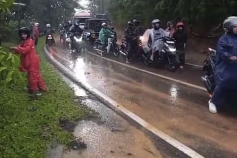 Longsor menutup akses Jalan Raya Cibinong, Kampung Cicadas, Desa Sukajadi, Kecamatan Cibinong, Kabupaten Cianjur, Jawa Barat, Kamis (3/4/2025). Foto: Dok. Istimewa