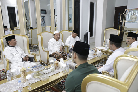 Menteri Sosial Saifullah Yusuf (Gus Ipul) menggelar silaturahmi Lebaran ke beberapa pesantren di kawasan tapal kuda pada hari ke empat Lebaran, Kamis (3/4/2025). Foto: Dok. Kemensos