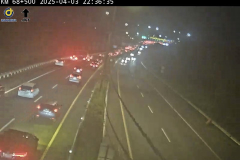 Arus lalu lintas di Tol Cipularang pada Kamis (3/4/2025) malam. Foto: Dok. CCTV Jasa Marga
