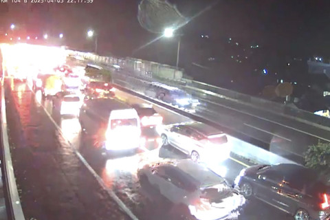Arus lalu lintas di Tol Cipularang pada Kamis (3/4/2025) malam. Foto: Dok. CCTV Jasa Marga