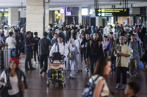Sejumlah penumpang membawa barang bawaan setibanya di Terminal 2 Bandara Soekarno-Hatta, Kota Tangerang, Banten, Kamis (3/4/2025). Foto: Putra M. Akbar/ANTARA FOTO 
