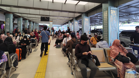 Sejumlah pemudik menunggu kedatangan kereta api saat H+4 Lebaran di Stasiun Pasar Senen, Jakarta, Jumat (4/4/2025). Foto: Alya Zahra/kumparan 