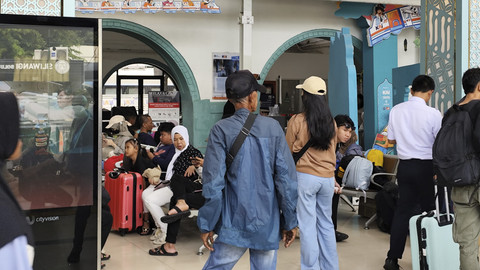 Sejumlah pemudik menunggu kedatangan kereta api saat H+4 Lebaran di Stasiun Pasar Senen, Jakarta, Jumat (4/4/2025). Foto: Alya Zahra/kumparan 
