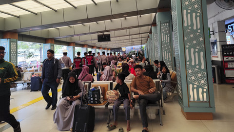 Sejumlah pemudik menunggu kedatangan kereta api saat H+4 Lebaran di Stasiun Pasar Senen, Jakarta, Jumat (4/4/2025). Foto: Alya Zahra/kumparan 